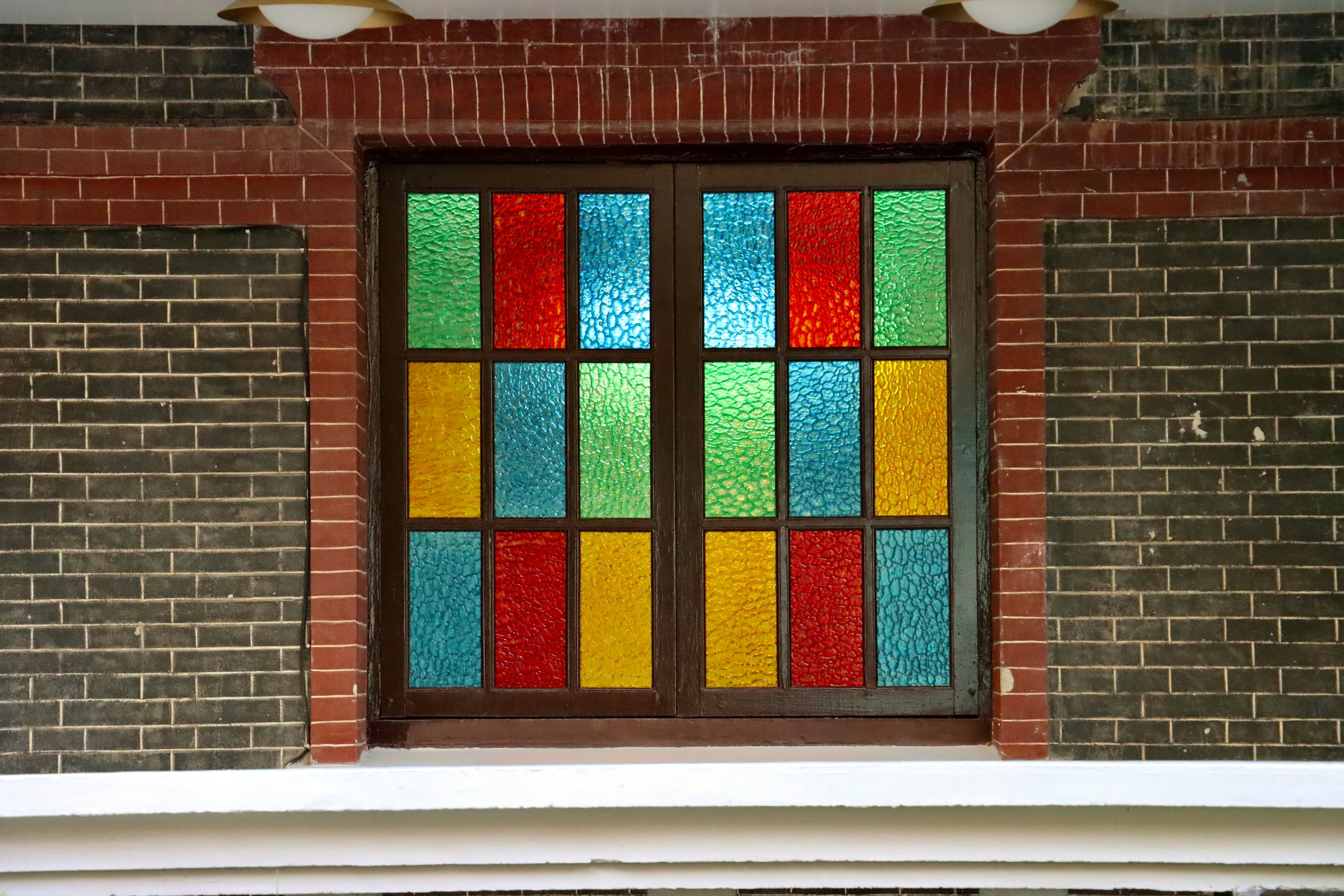 Minimalist Platform Window